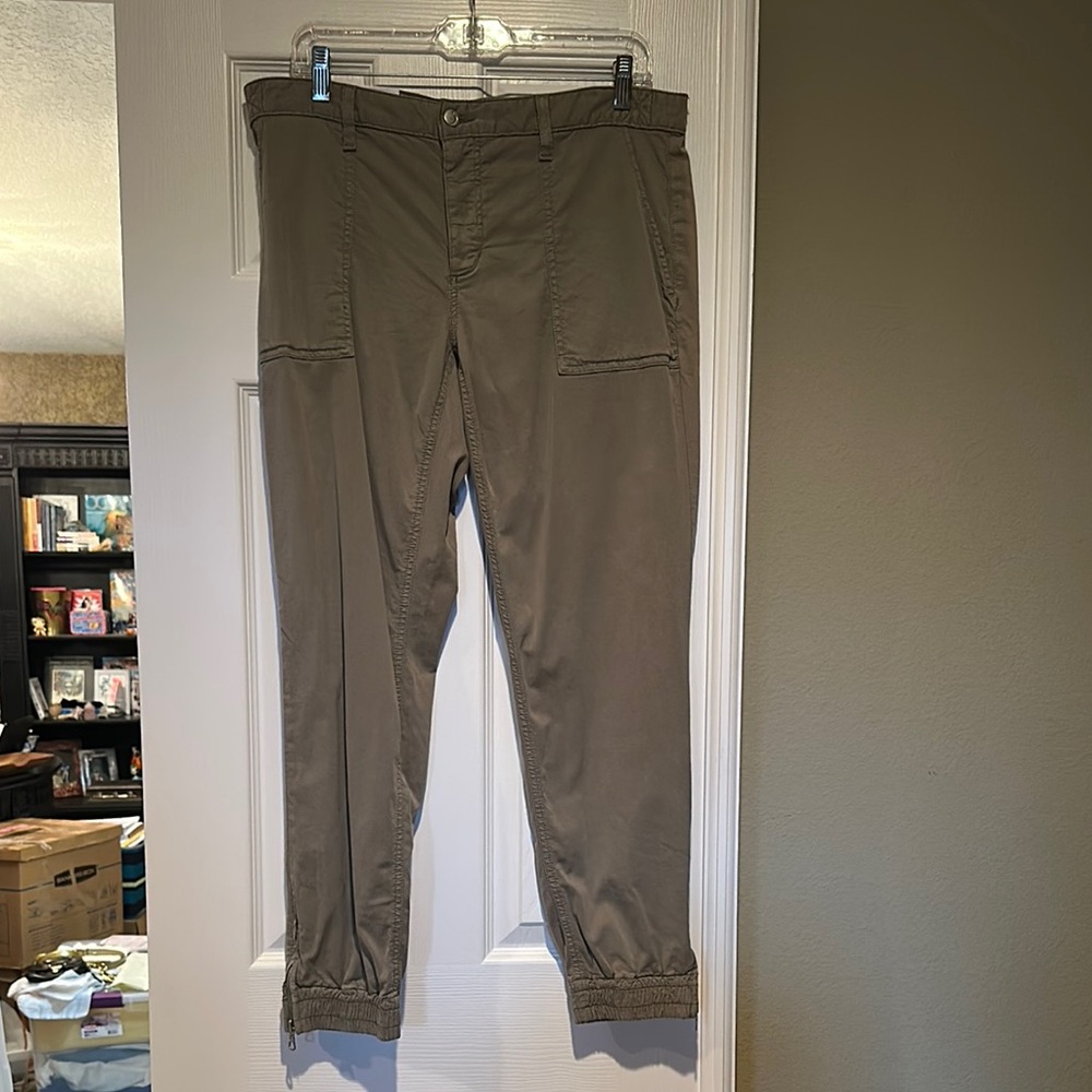 Joe’s Jeans pale green khaki jogger Pants size 31